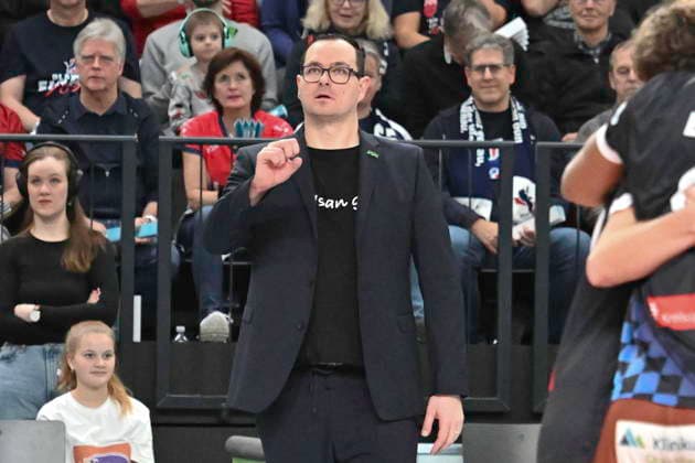 GER; 1.VBL, SVG Lueneburg vs WWK Volleys Herrsching 06.12.2025, LKH Arena, Lueneburg, GER; 1. VBL, SVG Lueneburg vs WWK Volleys Herrsching im Bild Trainer Thomas Ranner (Herrsching)
