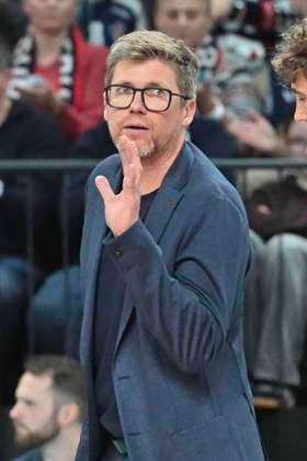 GER; 1.VBL, SVG Lueneburg vs WWK Volleys Herrsching 06.12.2025, LKH Arena, Lueneburg, GER; 1. VBL, SVG Lueneburg vs WWK Volleys Herrsching im Bild Trainer Stefan Huebner (Hübner Lueneburg)