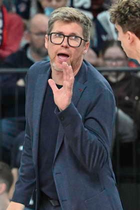 GER; 1.VBL, SVG Lueneburg vs WWK Volleys Herrsching 06.12.2025, LKH Arena, Lueneburg, GER; 1. VBL, SVG Lueneburg vs WWK Volleys Herrsching im Bild Trainer Stefan Huebner (Hübner Lueneburg)