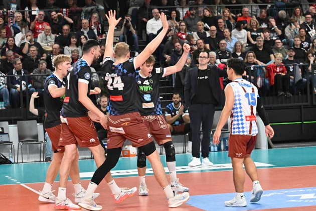 GER; 1.VBL, SVG Lueneburg vs WWK Volleys Herrsching 06.12.2025, LKH Arena, Lueneburg, GER; 1. VBL, SVG Lueneburg vs WWK Volleys Herrsching im Bild die Mannschaft von Herrsching jubelt