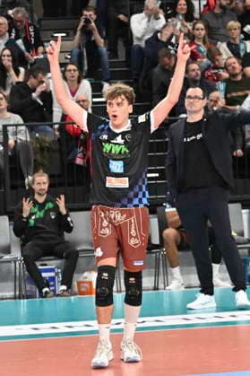 GER; 1.VBL, SVG Lueneburg vs WWK Volleys Herrsching 06.12.2025, LKH Arena, Lueneburg, GER; 1. VBL, SVG Lueneburg vs WWK Volleys Herrsching im Bild die Mannschaft von Herrsching jubelt
