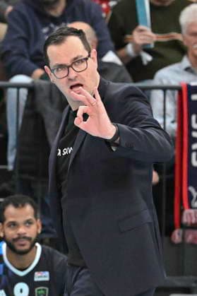 GER; 1.VBL, SVG Lueneburg vs WWK Volleys Herrsching 06.12.2025, LKH Arena, Lueneburg, GER; 1. VBL, SVG Lueneburg vs WWK Volleys Herrsching im Bild Trainer Thomas Ranner (Herrsching)