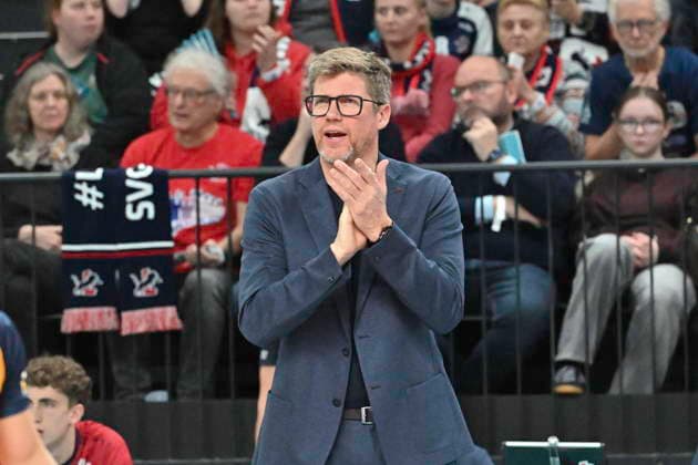 GER; 1.VBL, SVG Lueneburg vs WWK Volleys Herrsching 06.12.2025, LKH Arena, Lueneburg, GER; 1. VBL, SVG Lueneburg vs WWK Volleys Herrsching im Bild Trainer Stefan Huebner (Hübner Lueneburg)