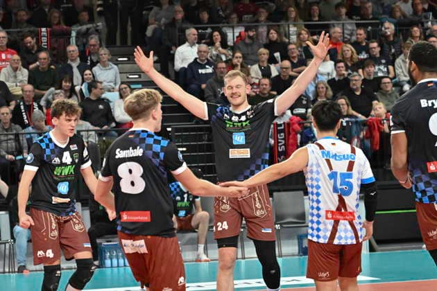 GER; 1.VBL, SVG Lueneburg vs WWK Volleys Herrsching 06.12.2025, LKH Arena, Lueneburg, GER; 1. VBL, SVG Lueneburg vs WWK Volleys Herrsching im Bild die Mannschaft von Herrsching jubelt