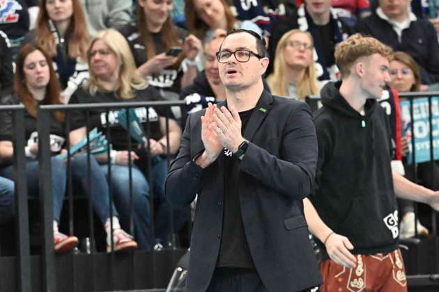 GER; 1.VBL, SVG Lueneburg vs WWK Volleys Herrsching 06.12.2025, LKH Arena, Lueneburg, GER; 1. VBL, SVG Lueneburg vs WWK Volleys Herrsching im Bild Trainer Thomas Ranner (Herrsching)
