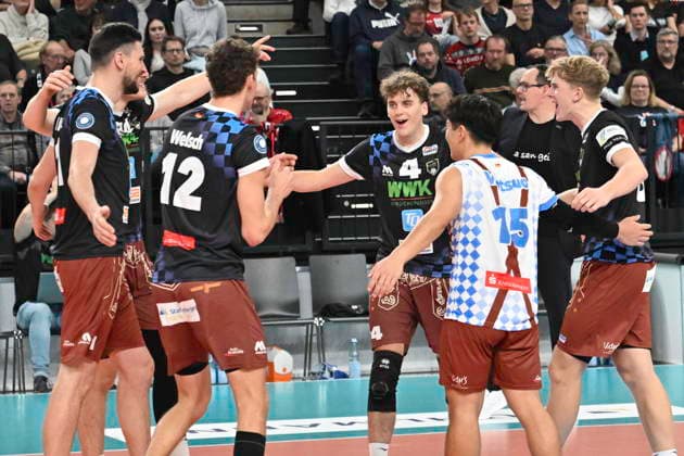 GER; 1.VBL, SVG Lueneburg vs WWK Volleys Herrsching 06.12.2025, LKH Arena, Lueneburg, GER; 1. VBL, SVG Lueneburg vs WWK Volleys Herrsching im Bild die Mannschaft von Herrsching jubelt