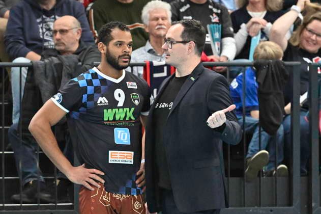 GER; 1.VBL, SVG Lueneburg vs WWK Volleys Herrsching 06.12.2025, LKH Arena, Lueneburg, GER; 1. VBL, SVG Lueneburg vs WWK Volleys Herrsching im Bild Trainer Thomas Ranner (Herrsching) spricht mit Gustavo Oscar Bryan Ávila (Herrsching 09)