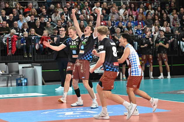 GER; 1.VBL, SVG Lueneburg vs WWK Volleys Herrsching 06.12.2025, LKH Arena, Lueneburg, GER; 1. VBL, SVG Lueneburg vs WWK Volleys Herrsching im Bild die Mannschaft von Herrsching jubelt
