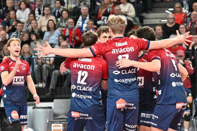 GER; 1.VBL, SVG Lueneburg vs WWK Volleys Herrsching 06.12.2025, LKH Arena, Lueneburg, GER; 1. VBL, SVG Lueneburg vs WWK Volleys Herrsching im Bild die Mannschaft von Lueneburg jubelt