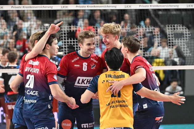 GER; 1.VBL, SVG Lueneburg vs WWK Volleys Herrsching 06.12.2025, LKH Arena, Lueneburg, GER; 1. VBL, SVG Lueneburg vs WWK Volleys Herrsching im Bild die Mannschaft von Lueneburg jubelt
