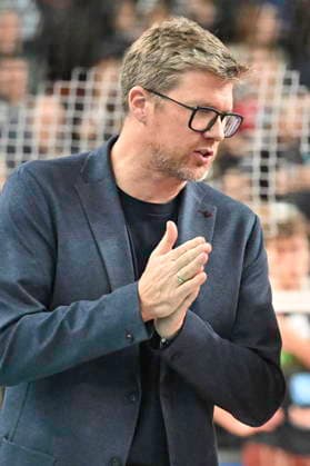 GER; 1.VBL, SVG Lueneburg vs WWK Volleys Herrsching 06.12.2025, LKH Arena, Lueneburg, GER; 1. VBL, SVG Lueneburg vs WWK Volleys Herrsching im Bild Trainer Stefan Huebner (Hübner Lueneburg)