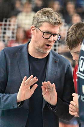 GER; 1.VBL, SVG Lueneburg vs WWK Volleys Herrsching 06.12.2025, LKH Arena, Lueneburg, GER; 1. VBL, SVG Lueneburg vs WWK Volleys Herrsching im Bild Trainer Stefan Huebner (Hübner Lueneburg)