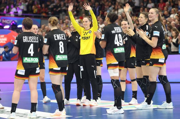 Spanien - Deutschland, IHF Handball-WM der Frauen Jubel des deutschen Teams nach der Schlusssirene. 3. Hauptrundenspiel der Handball-WM der Frauen zwischen Spanien und Deutschland am 6. Dezember 2025 in der Westfalenhalle in Dortmund., Dortmund Nordrhein-Westfalen Deutschland Westfalenhalle