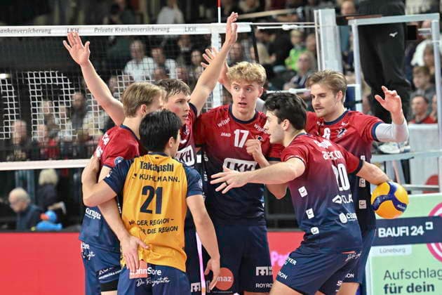 GER; 1.VBL, SVG Lueneburg vs WWK Volleys Herrsching 06.12.2025, LKH Arena, Lueneburg, GER; 1. VBL, SVG Lueneburg vs WWK Volleys Herrsching im Bild die Mannschaft von Lueneburg jubelt