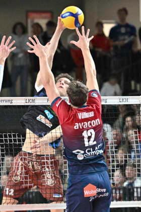 GER; 1.VBL, SVG Lueneburg vs WWK Volleys Herrsching 06.12.2025, LKH Arena, Lueneburg, GER; 1. VBL, SVG Lueneburg vs WWK Volleys Herrsching im Bild Santeri Vaelimaa (Välimaa Lueneburg 12) versucht sich gegen Laurenz Welsch (Herrsching 12) durchzusetzen
