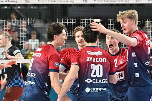 GER; 1.VBL, SVG Lueneburg vs WWK Volleys Herrsching 06.12.2025, LKH Arena, Lueneburg, GER; 1. VBL, SVG Lueneburg vs WWK Volleys Herrsching im Bild die Mannschaft von Lueneburg jubelt