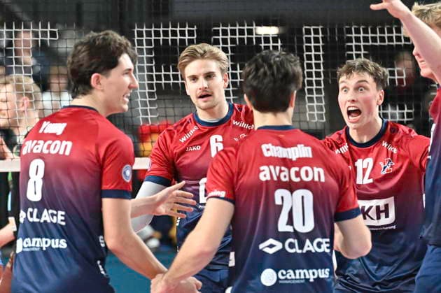 GER; 1.VBL, SVG Lueneburg vs WWK Volleys Herrsching 06.12.2025, LKH Arena, Lueneburg, GER; 1. VBL, SVG Lueneburg vs WWK Volleys Herrsching im Bild die Mannschaft von Lueneburg jubelt