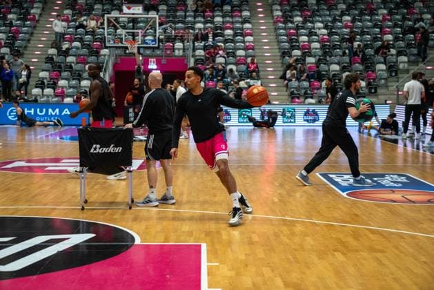 Aufwärmung mit Joel Aminu (21; Telekom Baskets Bonn) in der TelekomDome Arena Aufwärmung von Joel Aminu (21; Telekom Baskets Bonn) Copyright: xFeyzullahxGökalpx