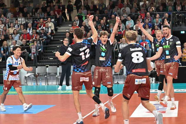 GER; 1.VBL, SVG Lueneburg vs WWK Volleys Herrsching 06.12.2025, LKH Arena, Lueneburg, GER; 1. VBL, SVG Lueneburg vs WWK Volleys Herrsching im Bild die Mannschaft von Herrsching jubelt