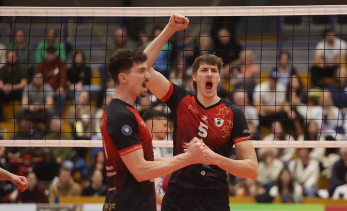 Ludwigsburg , Bundesliga , Barock Volleys MTV Ludwigsburg vs. VfB Friedrichshafen , von links: Tim Köpfli Jan Huber ( Lubu )