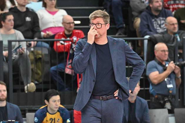 GER; 1.VBL, SVG Lueneburg vs WWK Volleys Herrsching 06.12.2025, LKH Arena, Lueneburg, GER; 1. VBL, SVG Lueneburg vs WWK Volleys Herrsching im Bild Trainer Stefan Huebner (Hübner Lueneburg)