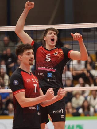 Ludwigsburg , Bundesliga , Barock Volleys MTV Ludwigsburg vs. VfB Friedrichshafen , von links: Tim Köpfli Jan Huber ( Lubu )