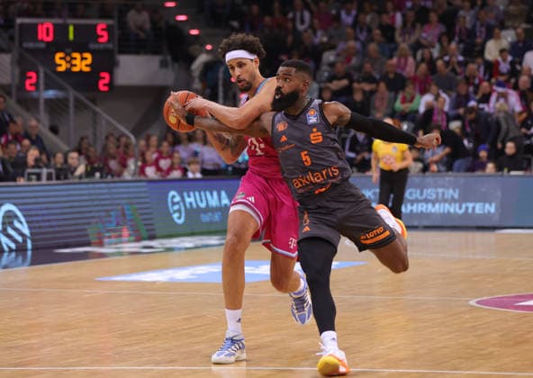 Michael Kessens (Bonn) gegen Corey Davis (Chemnitz), Telekom Baskets Bonn vs Niners Chemnitz, easyCredit BBL, 9. Spieltag, Bonn, 06.12.2025.