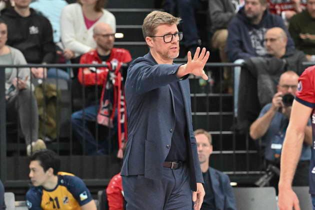 GER; 1.VBL, SVG Lueneburg vs WWK Volleys Herrsching 06.12.2025, LKH Arena, Lueneburg, GER; 1. VBL, SVG Lueneburg vs WWK Volleys Herrsching im Bild Trainer Stefan Huebner (Hübner Lueneburg)