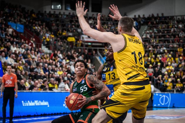 Eli Brooks (VET-CONCEPT Gladiators Trier, 55) vs. Yorman Polas Bartolo (MHP RIESEN Ludwigsburg, 13) und Jonas Wohlfarth-Bottermann (MHP RIESEN Ludwigsburg, 18) GER, MHP Riesen Ludwigsburg - VET-CONCEPT Gladiators Trier, easycredit BBL, Basketball, Bundesliga, 9. Spieltag, Spielzeit 2025 2026, 06.12.2025 GER, MHP Riesen Ludwigsburg - VET-CONCEPT Gladiators Trier, easycredit BBL, Basketball, Bundesliga, 9. Spieltag, Spielzeit 2025 2026, 06.12.2025 Ludwigsburg Copyright: xSandyxDinkelackerx EP_SDR