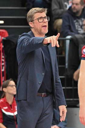 GER; 1.VBL, SVG Lueneburg vs WWK Volleys Herrsching 06.12.2025, LKH Arena, Lueneburg, GER; 1. VBL, SVG Lueneburg vs WWK Volleys Herrsching im Bild Trainer Stefan Huebner (Hübner Lueneburg)