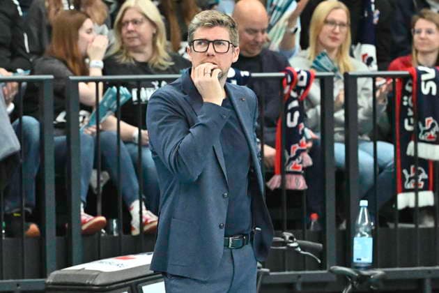 GER; 1.VBL, SVG Lueneburg vs WWK Volleys Herrsching 06.12.2025, LKH Arena, Lueneburg, GER; 1. VBL, SVG Lueneburg vs WWK Volleys Herrsching im Bild Trainer Stefan Huebner (Hübner Lueneburg)
