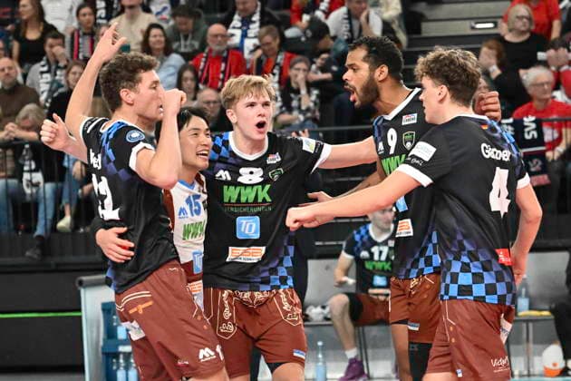 GER; 1.VBL, SVG Lueneburg vs WWK Volleys Herrsching 06.12.2025, LKH Arena, Lueneburg, GER; 1. VBL, SVG Lueneburg vs WWK Volleys Herrsching im Bild die Mannschaft von Herrsching jubelt