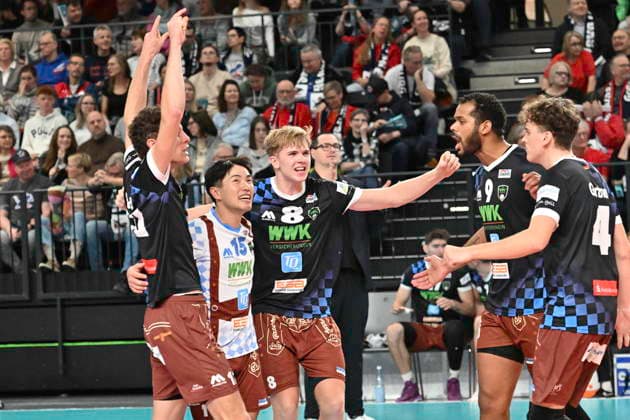 GER; 1.VBL, SVG Lueneburg vs WWK Volleys Herrsching 06.12.2025, LKH Arena, Lueneburg, GER; 1. VBL, SVG Lueneburg vs WWK Volleys Herrsching im Bild die Mannschaft von Herrsching jubelt
