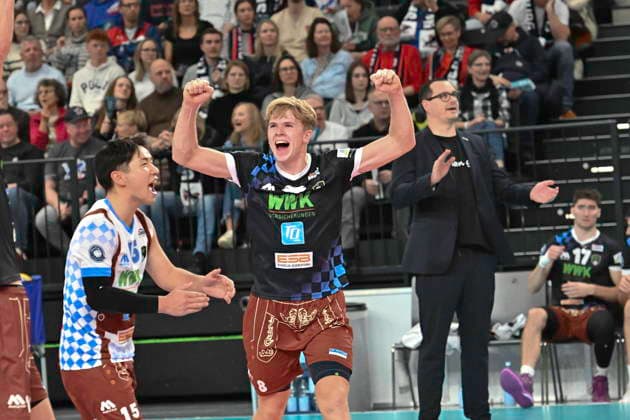 GER; 1.VBL, SVG Lueneburg vs WWK Volleys Herrsching 06.12.2025, LKH Arena, Lueneburg, GER; 1. VBL, SVG Lueneburg vs WWK Volleys Herrsching im Bild die Mannschaft von Herrsching jubelt