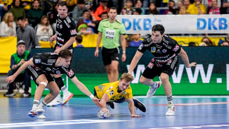 v.li.: Tim Gömmel (HCE, 95), Mathias Larson (RNL, 4), Tobias Buck (HCE, 39), Zweikampf, Spielszene, Duell, duel, tackle, tackling, Dynamik, Action, Aktion, 06.12.2025, Mannheim (Deutschland), Handball, Bundesliga, Rhein-Neckar Löwen - HC Erlangen