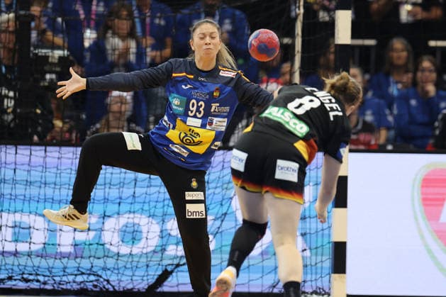 GER, Dortmund, 27th Wommen s World Championship, WM, Weltmeisterschaft 2025, Hauptrunde Main Round, Gruppe II 3. Runde: Spanien Spain (ESP) vs. Deutschland Germany (GER) 06.12.2025, Westfalenhalle, Dortmund, GER, Dortmund, 27th Wommen s World Championship 2025, Hauptrunde Main Round, Gruppe II 3. Runde: Spanien Spain (ESP) vs. Deutschland Germany (GER), im Bild: 7 Meter durch Nina Engel (Ger 8), vor Nicole Alejandra Morales Claure Goalkeeper (ESP 93),