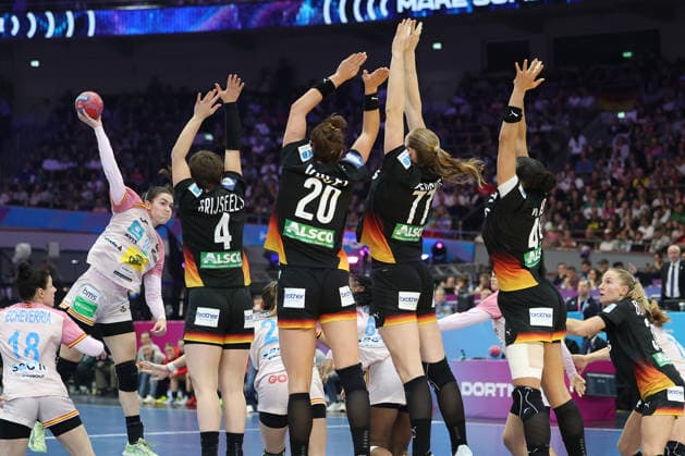 GER, Dortmund, 27th Wommen s World Championship, WM, Weltmeisterschaft 2025, Hauptrunde Main Round, Gruppe II 3. Runde: Spanien Spain (ESP) vs. Deutschland Germany (GER) 06.12.2025, Westfalenhalle, Dortmund, GER, Dortmund, 27th Wommen s World Championship 2025, Hauptrunde Main Round, Gruppe II 3. Runde: Spanien Spain (ESP) vs. Deutschland Germany (GER), im Bild: Ester SOMAZA BOSCH (ESP 19), wirft den Ball und die deutsche Bauer haelt den Ball