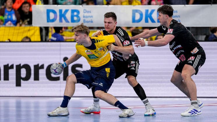 v.li.: Elias Ciudad Benitez (RNL, 41), Christoph Steinert (HCE, 44), Florian Scheerer (HCE, 10), Zweikampf, Spielszene, Duell, duel, tackle, tackling, Dynamik, Action, Aktion, 06.12.2025, Mannheim (Deutschland), Handball, Bundesliga, Rhein-Neckar Löwen - HC Erlangen