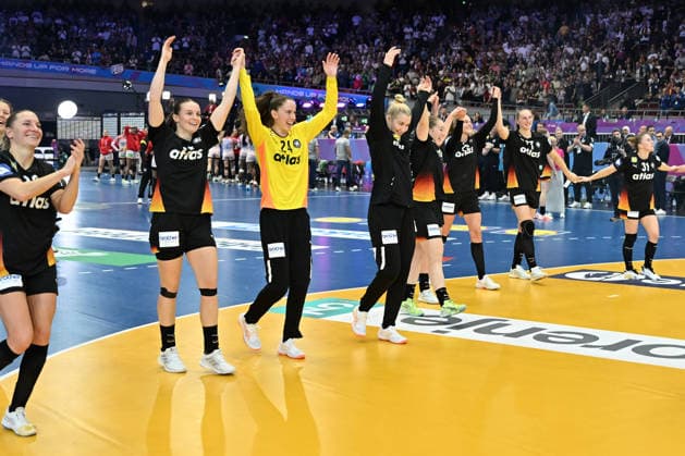 GER, Dortmund, 27th Wommen s World Championship, WM, Weltmeisterschaft 2025, Hauptrunde Main Round, Gruppe II 3. Runde: Spanien Spain (ESP) vs. Deutschland Germany (GER) 06.12.2025, Westfalenhalle, Dortmund, GER, Dortmund, 27th Wommen s World Championship 2025, Hauptrunde Main Round, Gruppe II 3. Runde: Spanien Spain (ESP) vs. Deutschland Germany (GER), im Bild: die deutschen Frauen verabschieden sich von den Zuschauern Jenny Behrend (Ger 30), Annika Lott (Ger 23), Sarah Wachter Torhueterin (Ger 24), Katharina Filter Torhueterin (Ger 42), Alina Grijseels (Ger 4), Nina Engel (Ger 8), Annika Lott (Ger 23), Antje Döll (Ger 29),