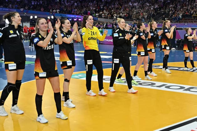 GER, Dortmund, 27th Wommen s World Championship, WM, Weltmeisterschaft 2025, Hauptrunde Main Round, Gruppe II 3. Runde: Spanien Spain (ESP) vs. Deutschland Germany (GER) 06.12.2025, Westfalenhalle, Dortmund, GER, Dortmund, 27th Wommen s World Championship 2025, Hauptrunde Main Round, Gruppe II 3. Runde: Spanien Spain (ESP) vs. Deutschland Germany (GER), im Bild: die deutschen Frauen verabschieden sich von den Zuschauern Jenny Behrend (Ger 30), Annika Lott (Ger 23), Sarah Wachter Torhueterin (Ger 24), Katharina Filter Torhueterin (Ger 42), Alina Grijseels (Ger 4), Nina Engel (Ger 8), Annika Lott (Ger 23), Antje Döll (Ger 29),