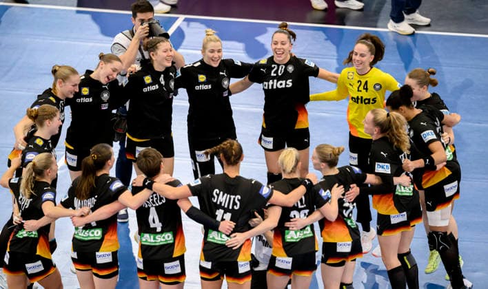 Schlussjubel Team GER, die Spielerinnen tanzen im Kreis, Mannschaftskreis, Mannschaft, Hauptrunde 3. Spieltag, Spanien (ESP) - Deutschland (GER) 25:29, am 06.12.2025 in Dortmund Deutschland. Handball Weltmeisterschaft der Frauen 2025, vom 26.11. - 14.12.2025 in Deutschland Niederlande. Westfalenhalle