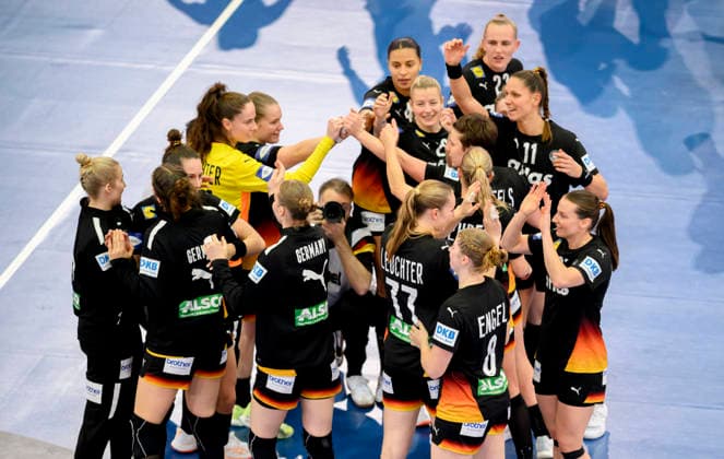 Schlussjubel Team GER, die Spielerinnen feiern zusammen , Mannschaft, Hauptrunde 3. Spieltag, Spanien (ESP) - Deutschland (GER) 25:29, am 06.12.2025 in Dortmund Deutschland. Handball Weltmeisterschaft der Frauen 2025, vom 26.11. - 14.12.2025 in Deutschland Niederlande. Westfalenhalle