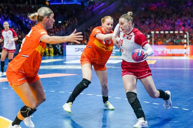 2025-12-06 Netherlands v Poland - IHF World Women s Handball Championship ROTTERDAM, NETHERLANDS - DECEMBER 6: Angela Malestein of the Netherlands, Dione Housheer of the Netherlands, Karolina Kochaniak-Sala of Poland during the IHF World Women s Handball Championship match between Netherlands and Poland at Ahoy on December 6, 2025 in Rotterdam, Netherlands. Rotterdam Ahoy Netherlands Content not available for redistribution in The Netherlands directly or indirectly through any third parties. Copyright: xHenkxSeppenx