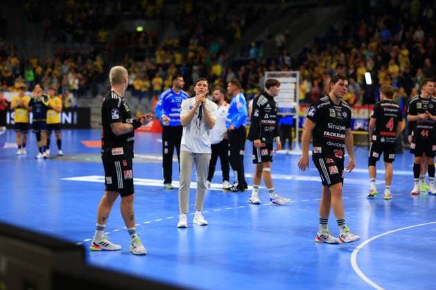 RECORD DATE NOT STATED Handball-Szene mit Tobias Buck (39; HC Erlangen), Johannes Sellin (0; HC Erlangen) und Christoph Steinert (44; HC Erlangen) Handball-Szene mit Tobias Buck (39; HC Erlangen), Johannes Sellin (0; HC Erlangen) und Christoph Steinert (44; HC Erlangen)