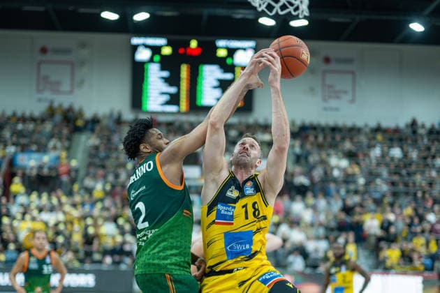 Dexter Akanno (VET-CONCEPT Gladiators Trier, 02), Jonas Wohlfarth-Bottermann (MHP RIESEN Ludwigsburg, 18), GER, MHP RIESEN Ludwigsburg vs. VET-CONCEPT Gladiators Trier, easycredit BBL, Basketball, Bundesliga, 9. Spieltag, Spielzeit 2025 2026, 06.12.2025, GER, MHP RIESEN Ludwigsburg vs. VET-CONCEPT Gladiators Trier, easycredit BBL, Basketball, Bundesliga, 9. Spieltag, Spielzeit 2025 2026, 06.12.2025 Ludwigsburg Copyright: xEibner-Pressefoto SaschaxWaltherx EP_EER