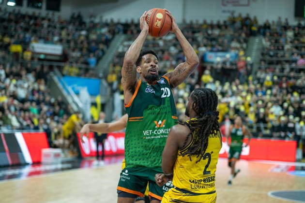 Urald King (VET-CONCEPT Gladiators Trier, 20), Traveon Buchanan (MHP RIESEN Ludwigsburg, 02), GER, MHP RIESEN Ludwigsburg vs. VET-CONCEPT Gladiators Trier, easycredit BBL, Basketball, Bundesliga, 9. Spieltag, Spielzeit 2025 2026, 06.12.2025, GER, MHP RIESEN Ludwigsburg vs. VET-CONCEPT Gladiators Trier, easycredit BBL, Basketball, Bundesliga, 9. Spieltag, Spielzeit 2025 2026, 06.12.2025 Ludwigsburg Copyright: xEibner-Pressefoto SaschaxWaltherx EP_EER