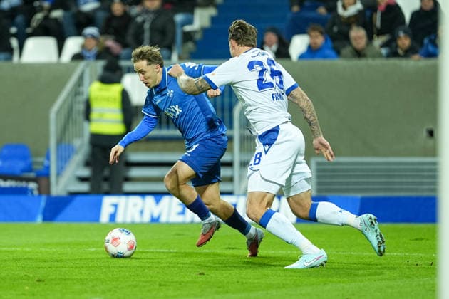 Fussball: 2. Bundesliga, 15. Spieltag, SV Darmstadt 98 - Karlsruher SC am 06.12.2025 in Darmstadt (Merck-Stadion am Böllenfalltor), Deutschland, Saison 2025 2026: DFB DFL REGULATIONS PROHIBIT ANY USE OF PHOTOGRAPHS as IMAGE SEQUENCES and or QUASI-VIDEO: Strafraumszene zwischen Luca Marseiler (8, SVD) und Marcel Franke (28, KSC). Darmstadt Merck-Stadion am Böllenfalltor Deutschland