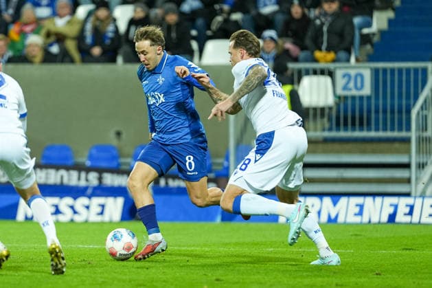 Fussball: 2. Bundesliga, 15. Spieltag, SV Darmstadt 98 - Karlsruher SC am 06.12.2025 in Darmstadt (Merck-Stadion am Böllenfalltor), Deutschland, Saison 2025 2026: DFB DFL REGULATIONS PROHIBIT ANY USE OF PHOTOGRAPHS as IMAGE SEQUENCES and or QUASI-VIDEO: Strafraumszene zwischen Luca Marseiler (8, SVD) und Marcel Franke (28, KSC). Darmstadt Merck-Stadion am Böllenfalltor Deutschland