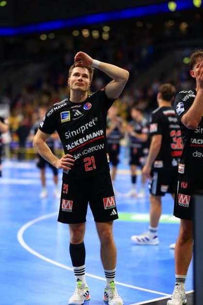 RECORD DATE NOT STATED Handball-Szene mit Spielern von HC Erlangen in schwarzen Trikots Handball-Szene mit Spielern von HC Erlangen