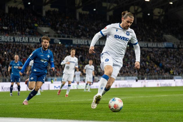 06.12.2025, xhfmx, Fussball 2.Bundesliga, SV Darmstadt 98 - Karlsruher SC v.l. Leon Klassen (SV Darmstadt 98) im Zweikampf mit Sebastian Jung (Karlsruher SC) (DFL DFB REGULATIONS PROHIBIT ANY USE OF PHOTOGRAPHS as IMAGE SEQUENCES and or QUASI-VIDEO) Darmstadt